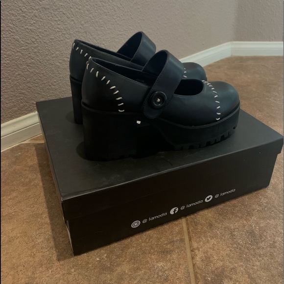 All Sewn Up Platform Mary Janes - Picture 4 of 5